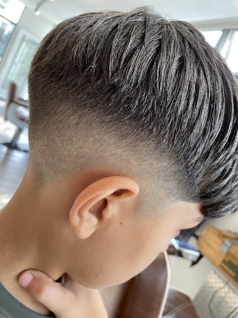 Close-up van een strak afgewerkte fade, van achteren gefotografeerd.