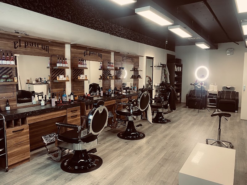 De zaak: drie zwart-chromen barberstoelen, notenhouten kaptafels en een eiken vloer.